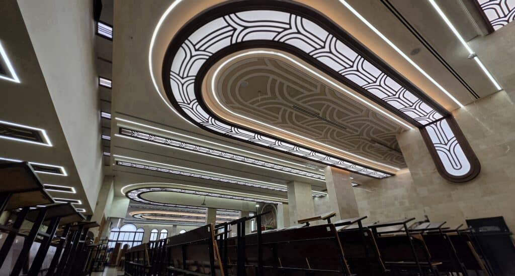 עיצוב תקרת גבס בשילוב משרביות עץ בחיתוך CNC בישיבת בית מתתיהו בני ברק