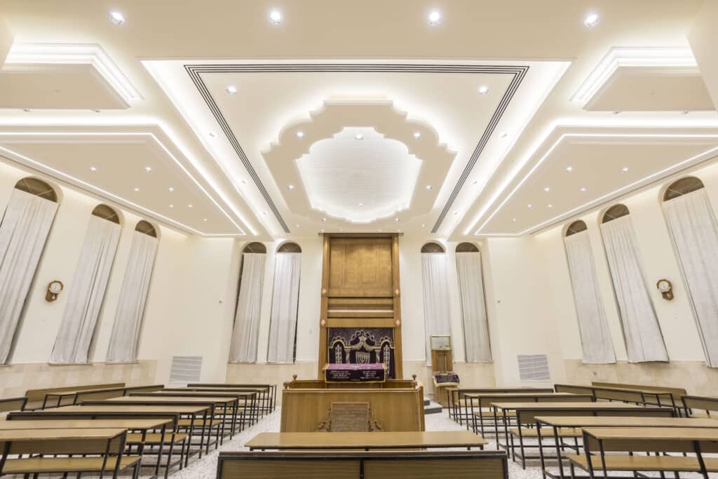 שיפוץ בית כנסת ברמות פולין – הסתרת קונסטרוקציה באמצעות הנמכות גבס מעוצבות.