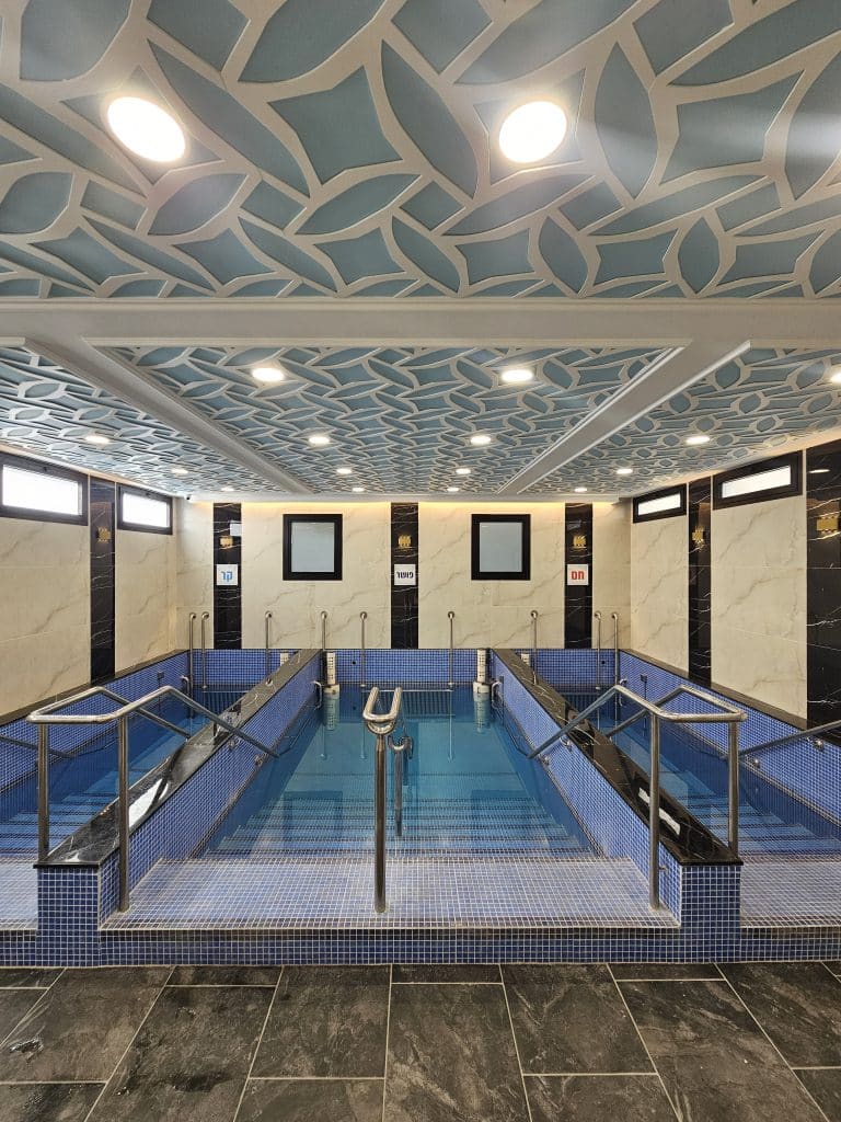 תקרה מעוצבת מגבס מיוחד עמיד לחדרים רטובים במקווה טהרה