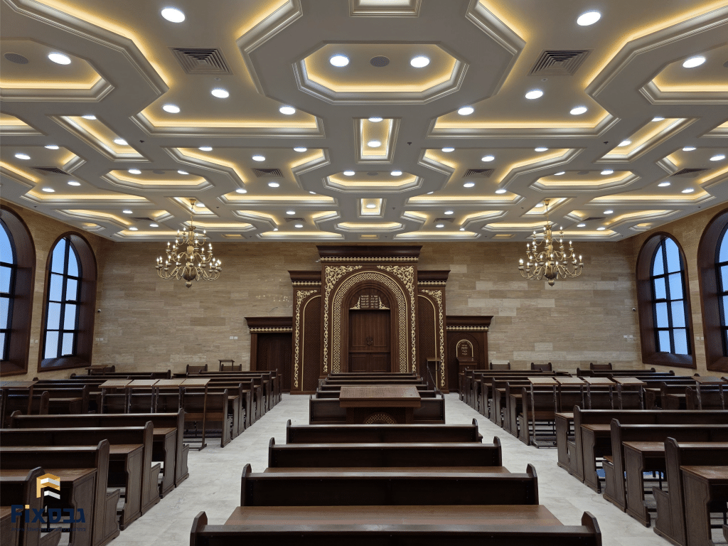 תקרת גבס מעוצבת בשילוב של קרניזים ותאורה נסתרת בישיבת קרלין בביתר עילית ביצוע של חברת גבס פיקס