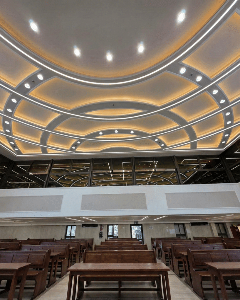 תקרת עזרת נשים מעוצבת בשילוב קרניזים ותאורה נסתרת