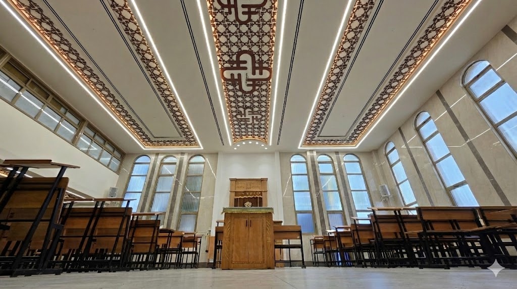 עיצוב תקרת בית כנסת תפארת תורה אופקים – שילוב גבס ומשרביות עץ